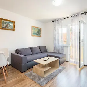 https://sunny-apartment-ili-near-amfiteatar.pula-hotels.org